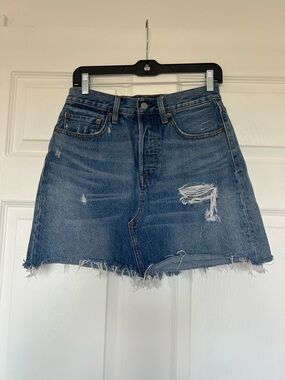 Levi's distressed high-rise denim mini skirt with a raw edge hem. Size 27